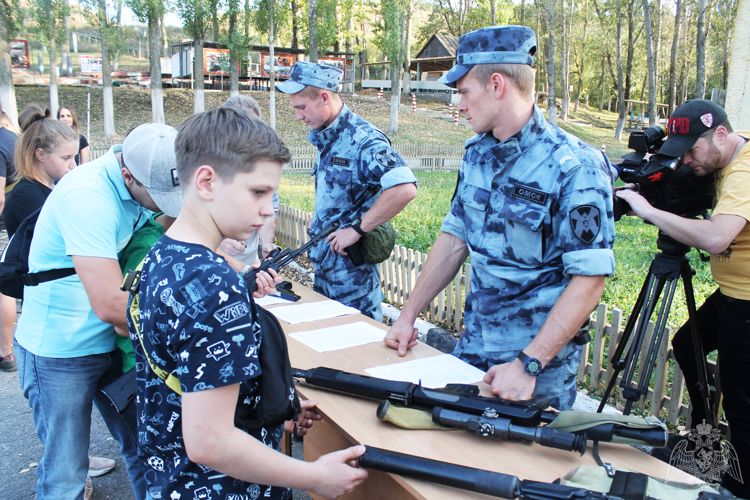 Воронежские школьники побывали в гостях у Росгвардии  