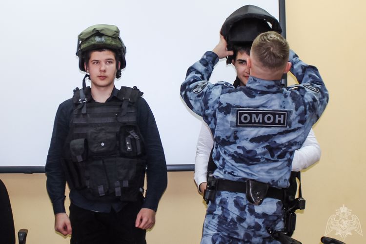 С биографией создателя самого известного в мире автомата познакомили школьников сотрудники Росгвардии