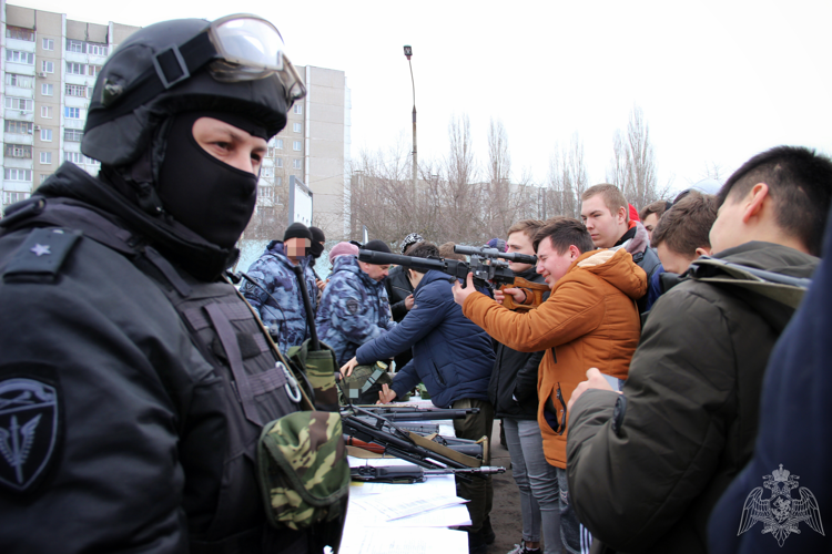 В Воронеже росгвардейцы организовали выставку вооружения в преддверии Дня защитника Отечества