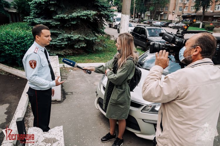 Журналисты регионального телеканала ознакомились с деятельностью лицензионно-разрешительной работы Росгвардии в настоящее время 