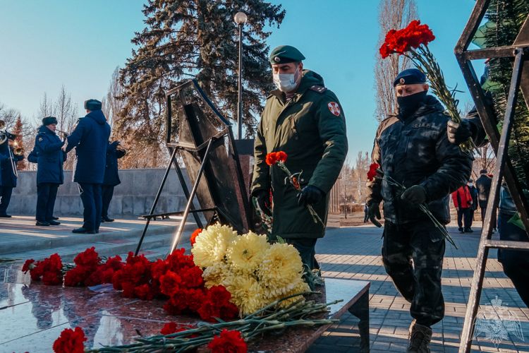 Руководство Воронежской Росгвардии в День Героев Отечества возложили венки и цветы на Аллее Героев
