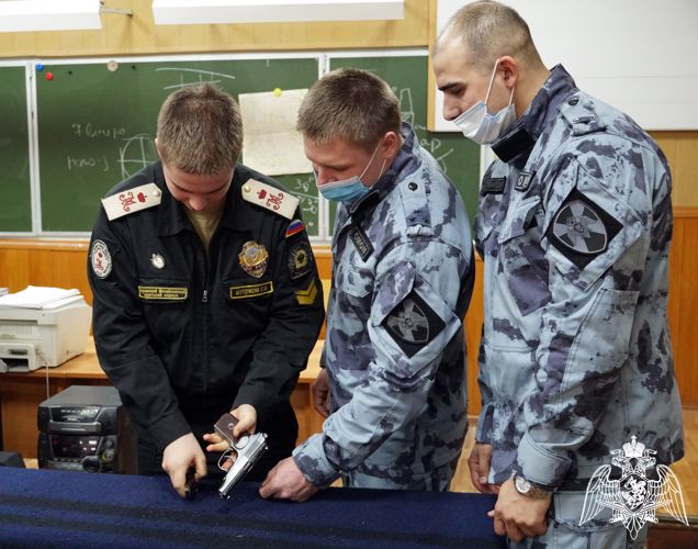 Сотрудники Воронежского ОМОН (на транспорте) провели для воспитанников Михайловского кадетского корпуса патриотическую акцию «Эстафета патриотизма. Равнение на Героев»