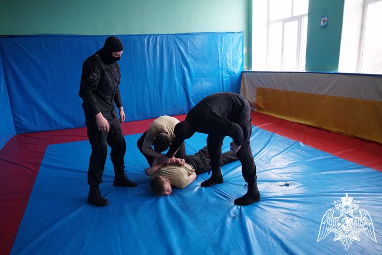 Сотрудники Воронежского ОМОН «Стилет» (на транспорте) Росгвардии провели спортивный мастер-класс в Михайловском кадетском корпусе