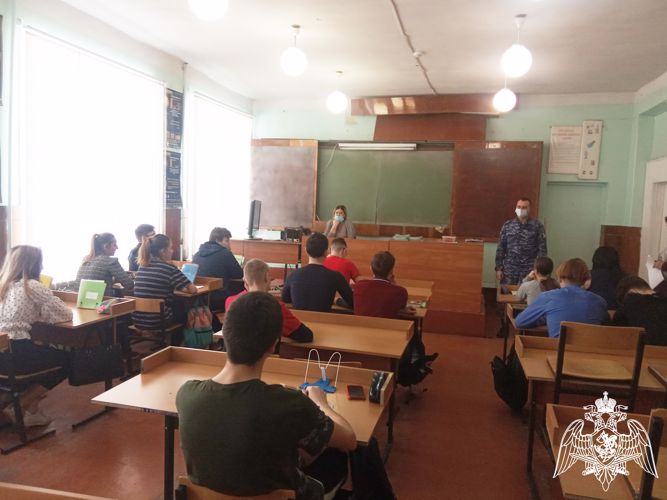 В рамках патриотической акции «Дни Росгвардии» сотрудники вневедомственной охраны посетили подрастающее поколение
