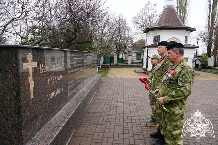 Командиры спецподразделений Росгвардии возложили цветы к историческим памятникам Воронежа