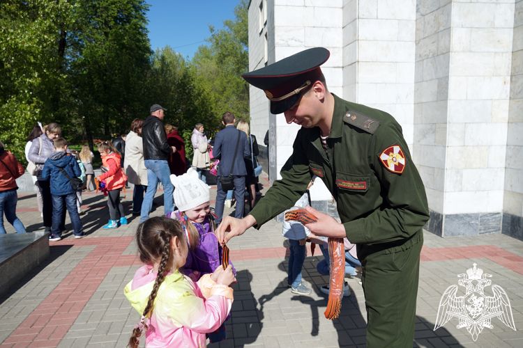 Представители Росгвардии раздали воронежцам под музыку военного оркестра георгиевские ленты