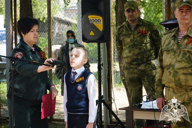 В Воронеже у дома ветерана Великой Отечественной войны Росгвардия провела парад Победы