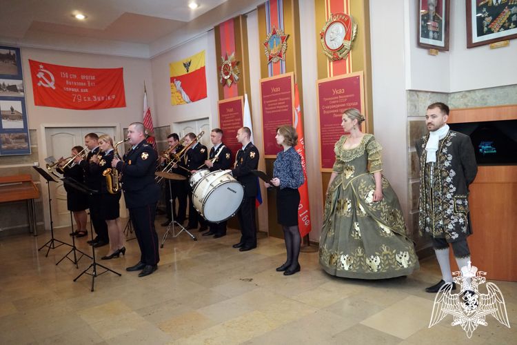 Офицеры Управления Росгвардии по Воронежской области поздравили руководство Центра военно-патриотического воспитания "Музей-диорама" с профессиональным праздником