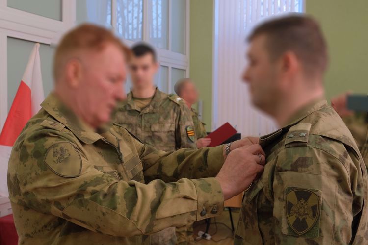 КОМАНДУЮЩИЙ ГРУППИРОВКОЙ РОСГВАРДИИ ВРУЧИЛ НАГРАДЫ ОФИЦЕРАМ, ОТЛИЧИВШИМСЯ В ХОДЕ СПЕЦИАЛЬНОЙ ВОЕННОЙ ОПЕРАЦИИ