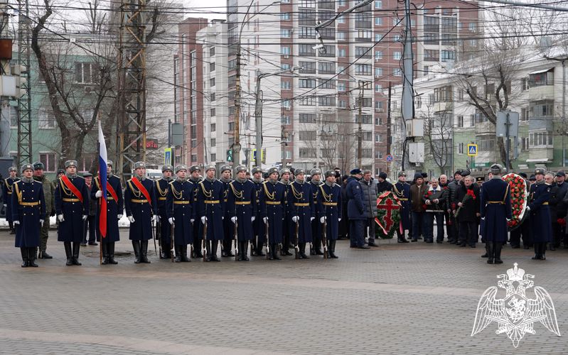 В Воронеже руководство Росгвардии возложили венки и цветы к памятнику воинам-интернационалистам 