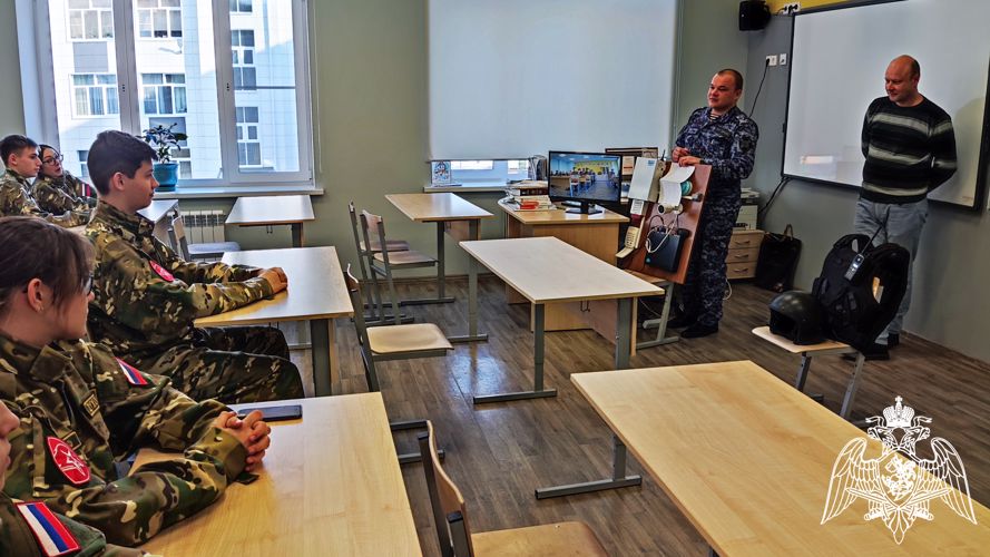 Для воспитанников «Гвардейской смены» в Воронежской области росгвардейцы провели семинар и выставку спецсредств «Изобретения, которые потрясли мир»