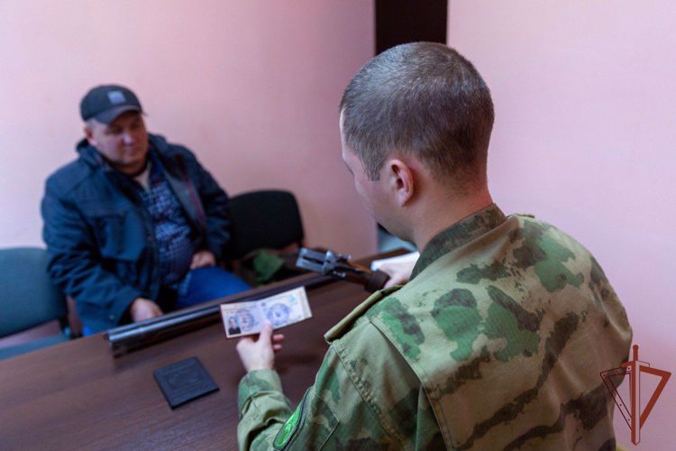 РОСГВАРДЕЙЦЫ ПРИНЯЛИ НА ВРЕМЕННОЕ ХРАНЕНИЕ СВЫШЕ 400 ЕДИНИЦ ОРУЖИЯ ОТ ЖИТЕЛЕЙ ХЕРСОНСКОЙ И ЗАПОРОЖСКОЙ ОБЛАСТЕЙ