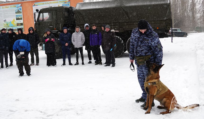 В воронежском областном сборном пункте росгвардейцы провели «Патриотический день» с призывной молодежью