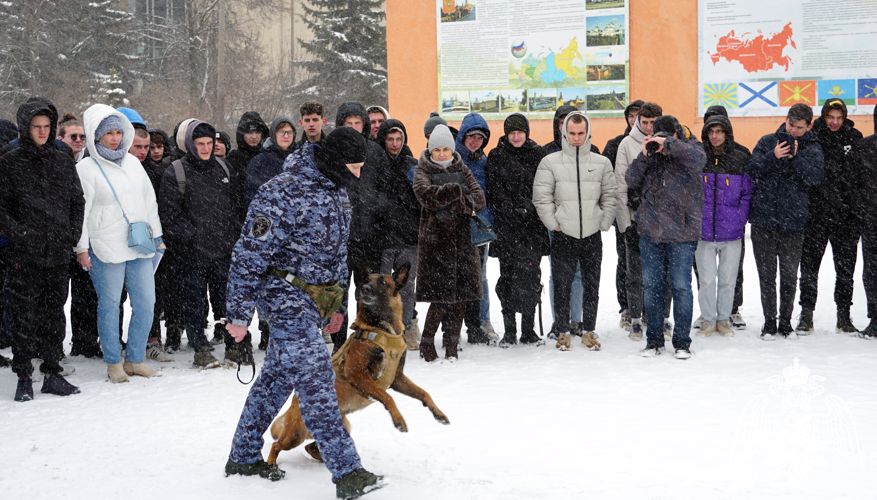 В воронежском областном сборном пункте росгвардейцы провели «Патриотический день» с призывной молодежью