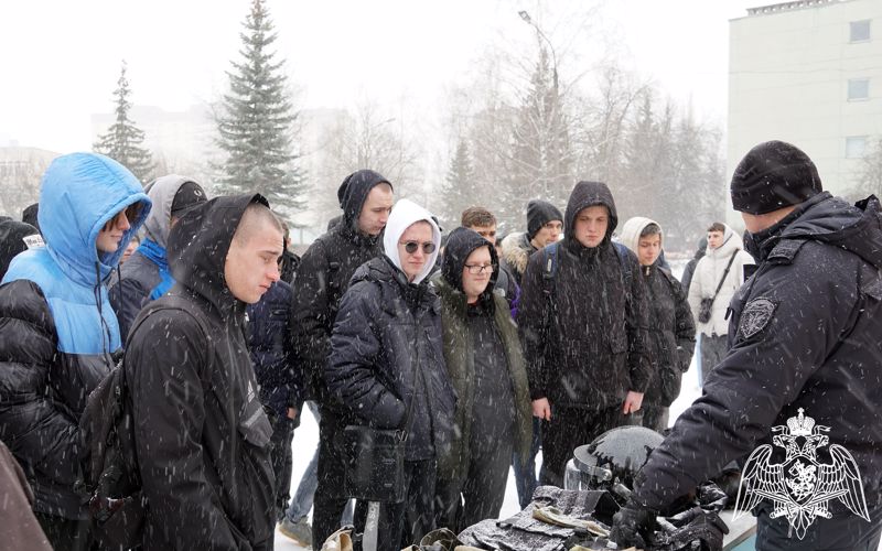 В воронежском областном сборном пункте росгвардейцы провели «Патриотический день» с призывной молодежью