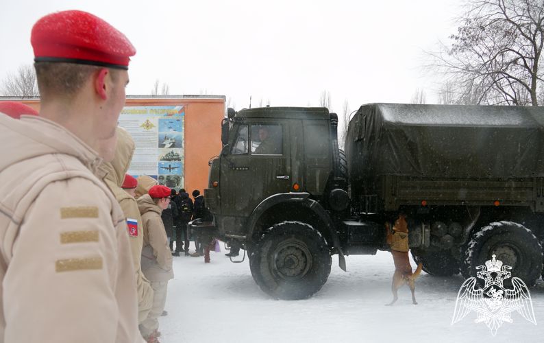 В воронежском областном сборном пункте росгвардейцы провели «Патриотический день» с призывной молодежью