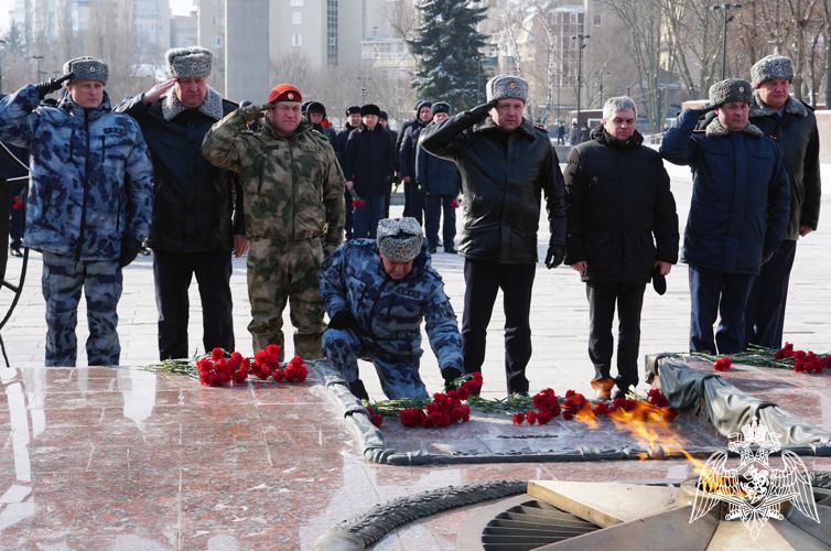 В Воронеже руководство территориального органа Росгвардии приняло участие в церемонии возложения венков и цветов к Вечному огню на площади Победы