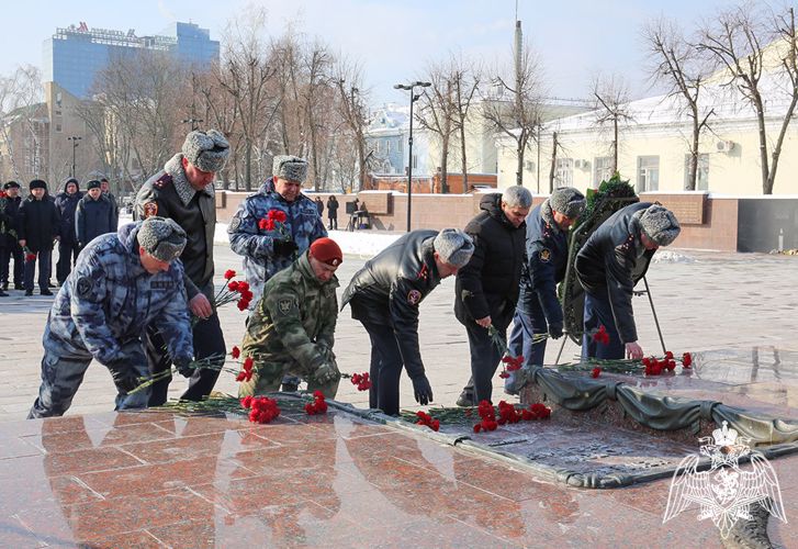 В Воронеже руководство территориального органа Росгвардии приняло участие в церемонии возложения венков и цветов к Вечному огню на площади Победы