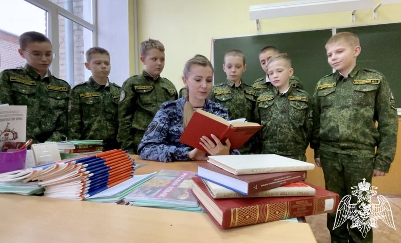 Ко Дню памяти Пушкина для школьников Воронежской области росгвардейцы подготовили выставочные уроки