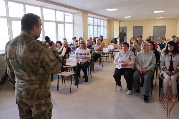 РОСГВАРДЕЙЦЫ ПРОВЕЛИ КРУГЛЫЙ СТОЛ О ВОЕННО-ПАТРИОТИЧЕСКОМ ВОСПИТАНИИ В РАМКАХ ПЕДАГОГИЧЕСКОГО СЕМИНАРА В ДНР