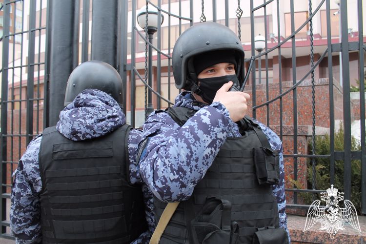 В Новоусманском районе Воронежской области сотрудники Росгвардии задержали мужчину, причинившего ножевое ранение