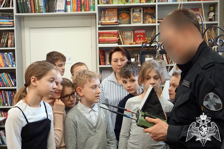В Воронеже «Дни Росгвардии» продолжаются в модельной библиотеке № 32 им. Г.Н. Троепольского