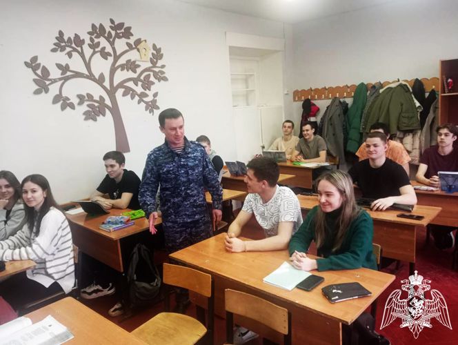 «О патриотизме и служебных буднях» уроки мужества сотрудники Росгвардии провели для старшеклассников Борисоглебска