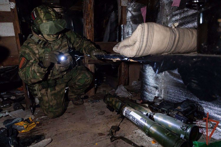 В ДНР РОСГВАРДЕЙЦЫ ОБНАРУЖИЛИ СКЛАД ИНОСТРАННОГО ВООРУЖЕНИЯ