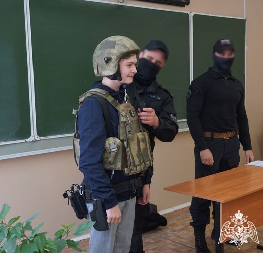 Сотрудники спецподразделения Росгвардии в Воронеже провели открытый урок «Разговоры о важном» со старшеклассниками