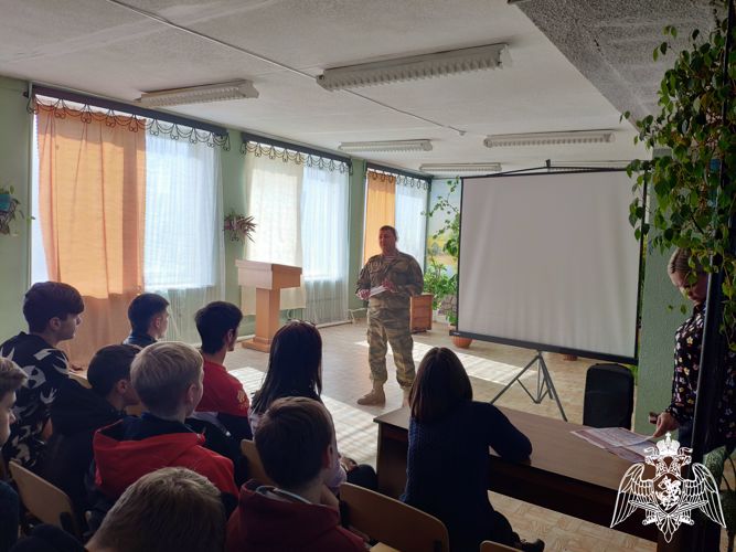 В Воронеже росгвардейцы рассказали выпускникам о преимуществах военных институтов