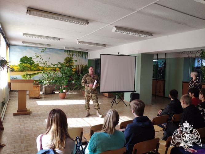 В Воронеже росгвардейцы рассказали выпускникам о преимуществах военных институтов