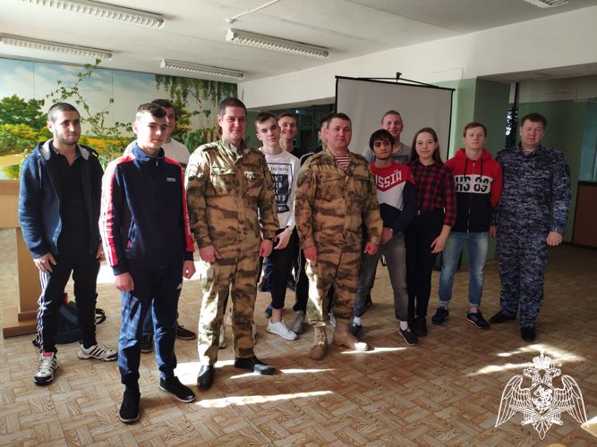 В Воронеже росгвардейцы рассказали выпускникам о преимуществах военных институтов