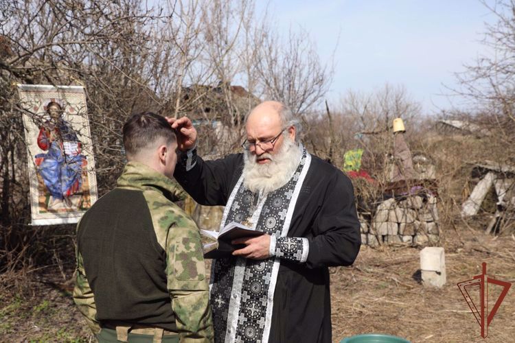 В ПРЕДДВЕРИИ ПАСХИ К РОСГВАРДЕЙЦАМ В РЕГИОН ПРОВЕДЕНИЯ СВО ПРИВЕЗЛИ УНИКАЛЬНУЮ ХОРУГВЬ ИЗ СОЛОВЕЦКОГО МОНАСТЫРЯ