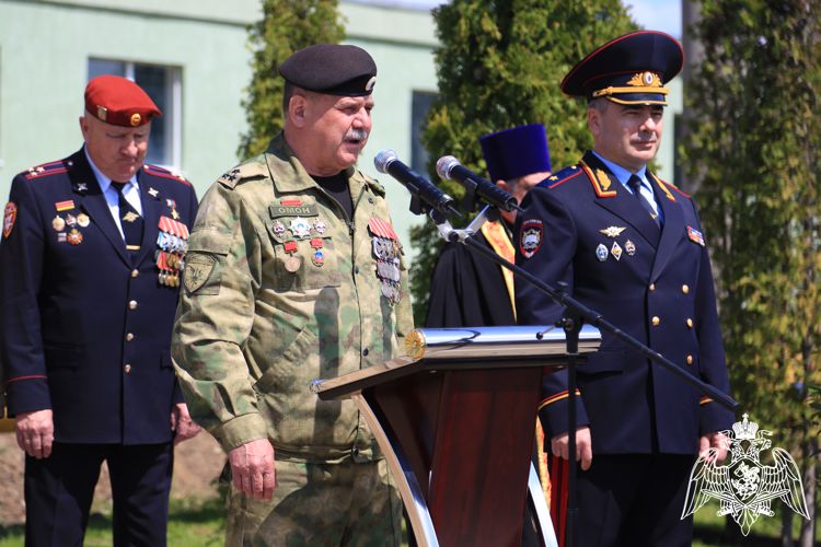 Командир ОМОН «Центр» Росгвардии и Герой России Юрий Анохин продолжили традицию по высадке деревьев на Аллее выпускников в Воронежском институте МВД России