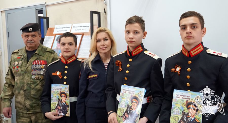 В Воронеже росгвардейцы вручили ведомственные книги воспитанникам Михайловского кадетского корпуса