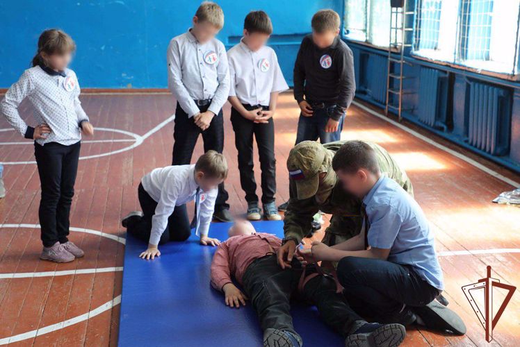 РОСГВАРДЕЙЦЫ ПРОВЕЛИ МАСТЕР-КЛАСС ПО МЕДИЦИНЕ ДЛЯ ШКОЛЬНИКОВ В ДНР