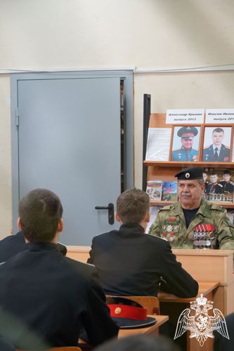 «В книжной памяти – мгновения войны» - патриотический урок Росгвардии с воспитанниками Михайловского кадетского корпуса 