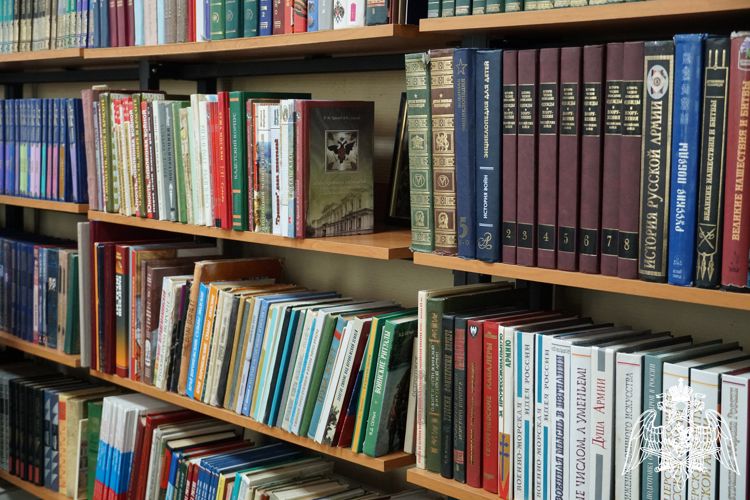 «В книжной памяти – мгновения войны» - патриотический урок Росгвардии с воспитанниками Михайловского кадетского корпуса 