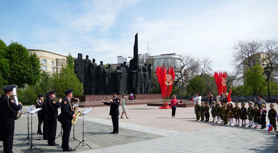 В Воронеже сотрудники и военнослужащие Росгвардии поддержали Всероссийскую акцию «Георгиевская ленточка»
