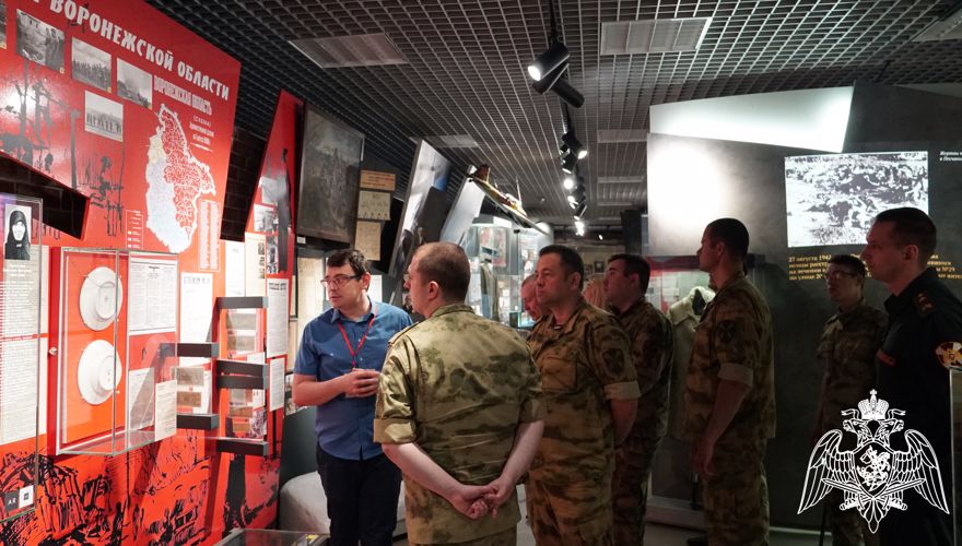 В Воронеже офицеры Росгвардии поздравили работников «Арсенал» с Международным днем музеев