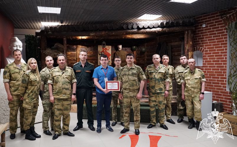 В Воронеже офицеры Росгвардии поздравили работников «Арсенал» с Международным днем музеев