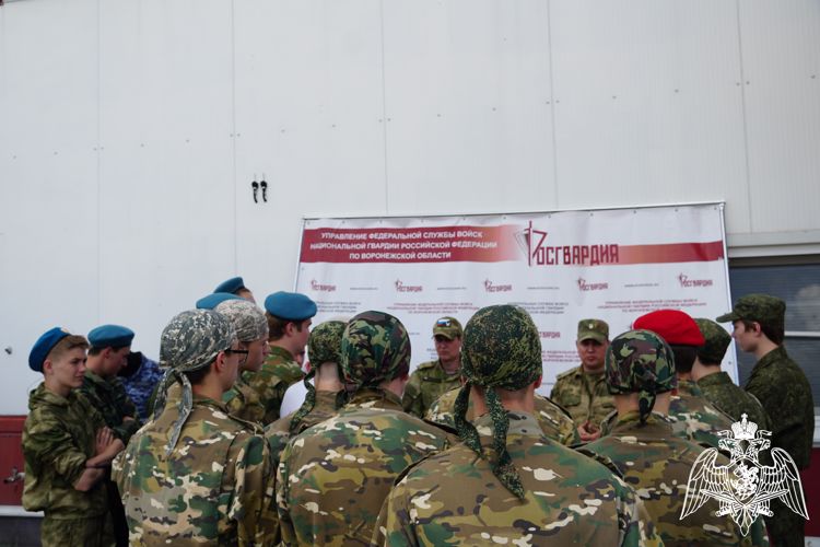 В Воронежской области росгвардейцы рассказали выпускникам школ о преимуществах военных институтов Росгвардии