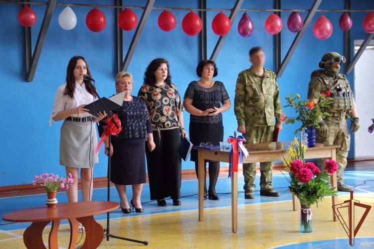 РОСГВАРДЕЙЦЫ ПОЗДРАВИЛИ ВЫПУСКНИКОВ ШКОЛЫ В ХЕРСОНСКОЙ ОБЛАСТИ