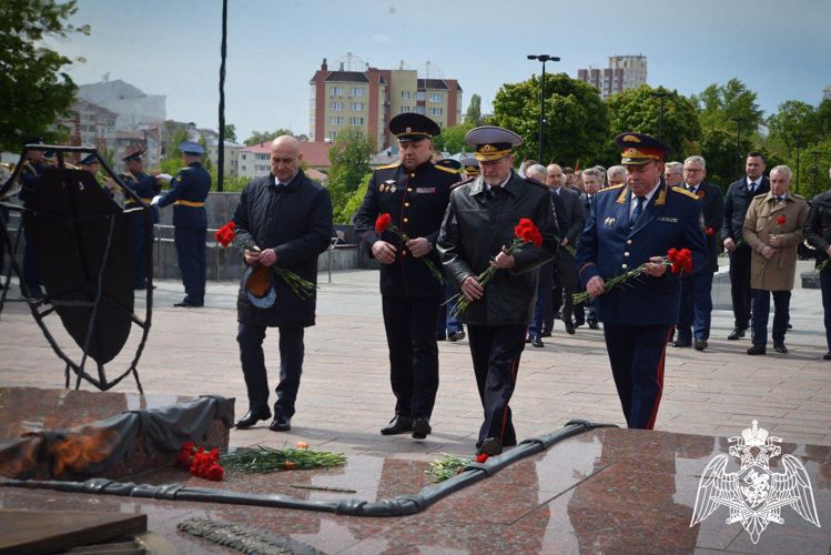 В Воронеже на площади Победы возложили цветы к могиле Неизвестного Солдата