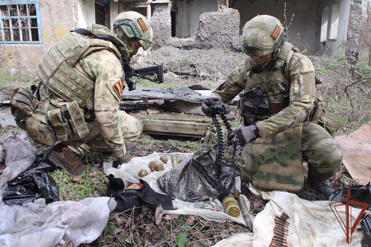 СХРОНЫ С ОРУЖИЕМ И БОЕПРИПАСАМИ ОБНАРУЖИЛ СПЕЦНАЗ РОСГВАРДИИ В ДНР