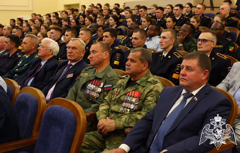 В Воронежском институте МВД России состоялись торжественное собрание и праздничный концерт, посвященные 305-летию российской полиции