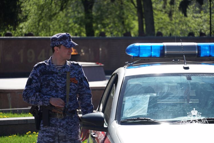 В Павловске Воронежской области сотрудники Росгвардии на охраняемом объекте задержали злоумышленника, находившегося в розыске