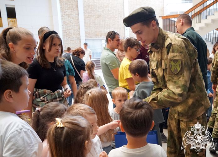В Воронеже сотрудники и военнослужащие Росгвардии в День защиты детей провели для детей спортивные, патриотические и развлекательные мероприятия