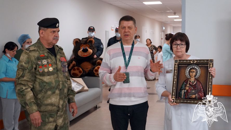 Сотрудники Росгвардии подарили хорошее настроение маленьким пациентам областной детской клинической больницы Воронежа