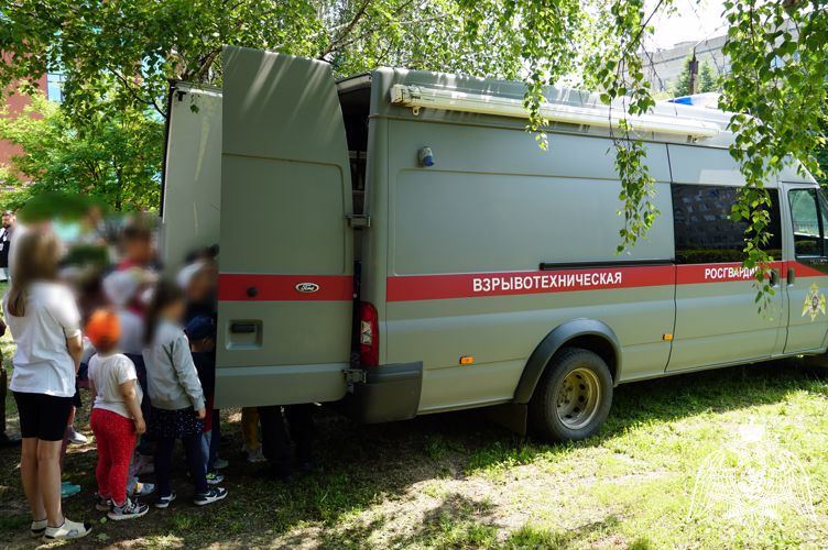 Сотрудники Росгвардии подарили хорошее настроение маленьким пациентам областной детской клинической больницы Воронежа